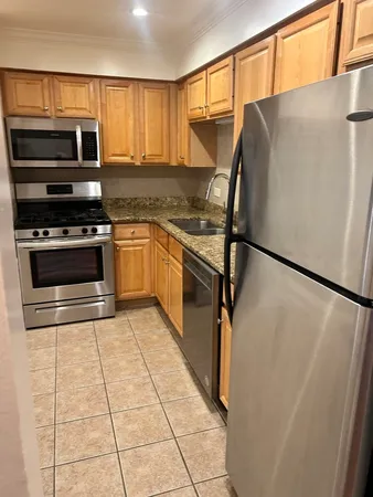 $1,800 | 677 South River Road, Unit 2C, Des Plaines, IL 60016