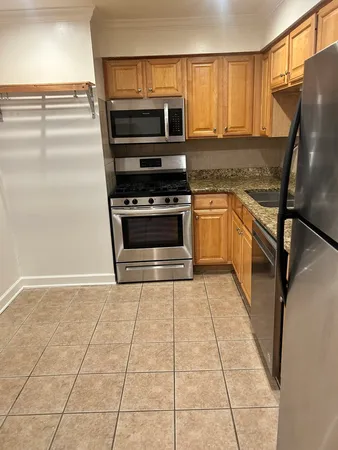 $1,800 | 677 South River Road, Unit 2C, Des Plaines, IL 60016