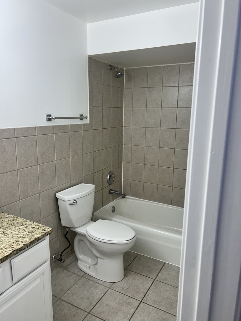 677 South River Road, Unit 2C Des Plaines, IL 60016 - Photo 9 of 19