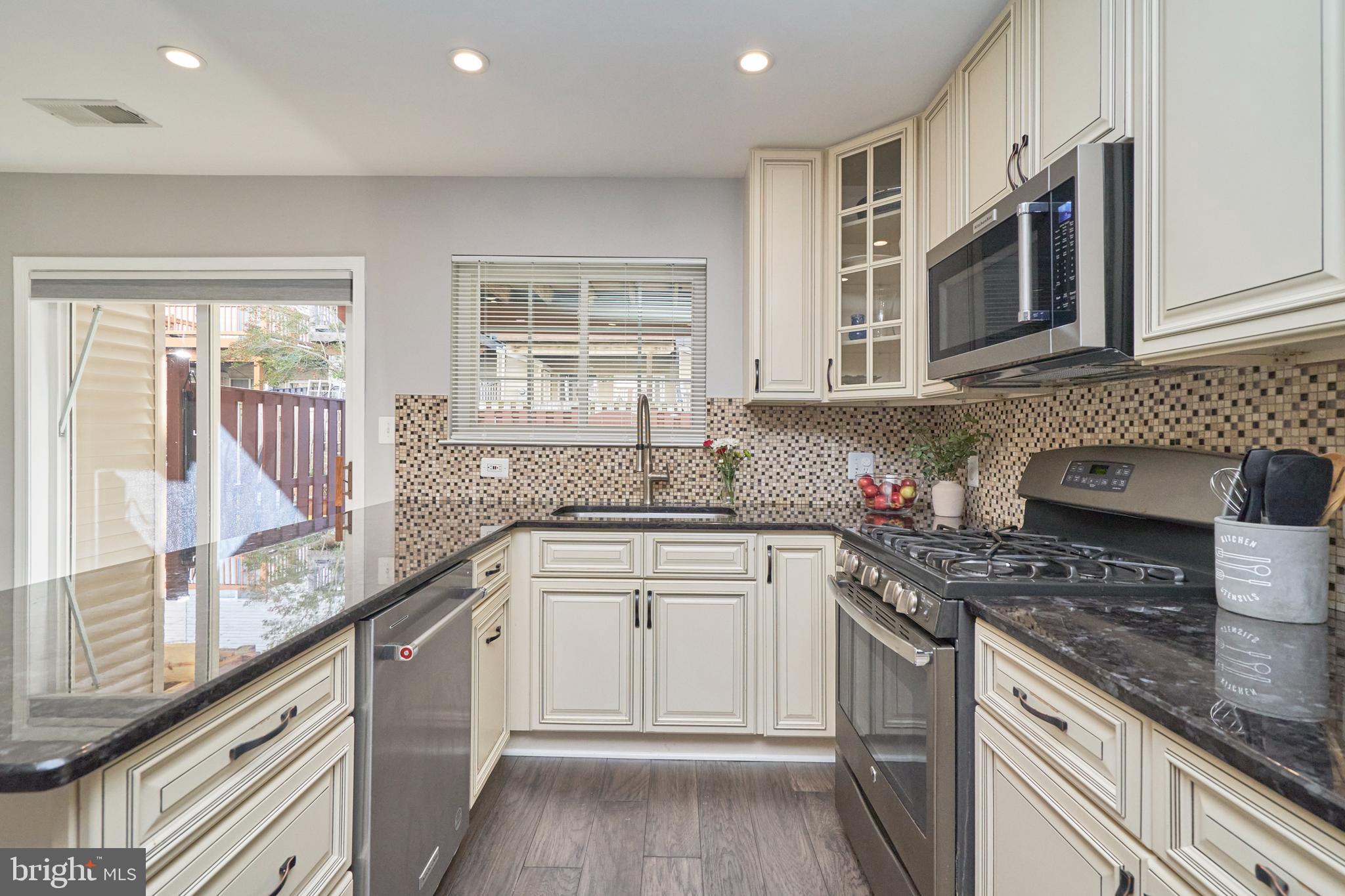 13111 Shadowbrook Lane Fairfax, VA 22033 - Photo 12 of 40