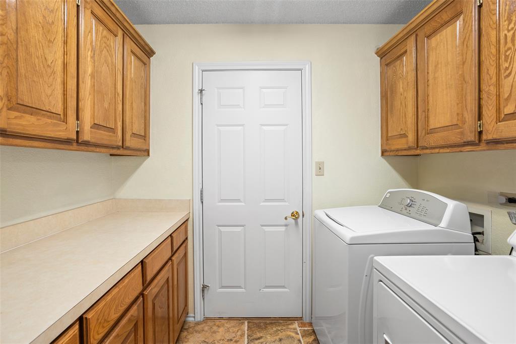 5522 Wedgefield Road Granbury, TX 76049 - Photo 12 of 22 a utility room with dryer and washer