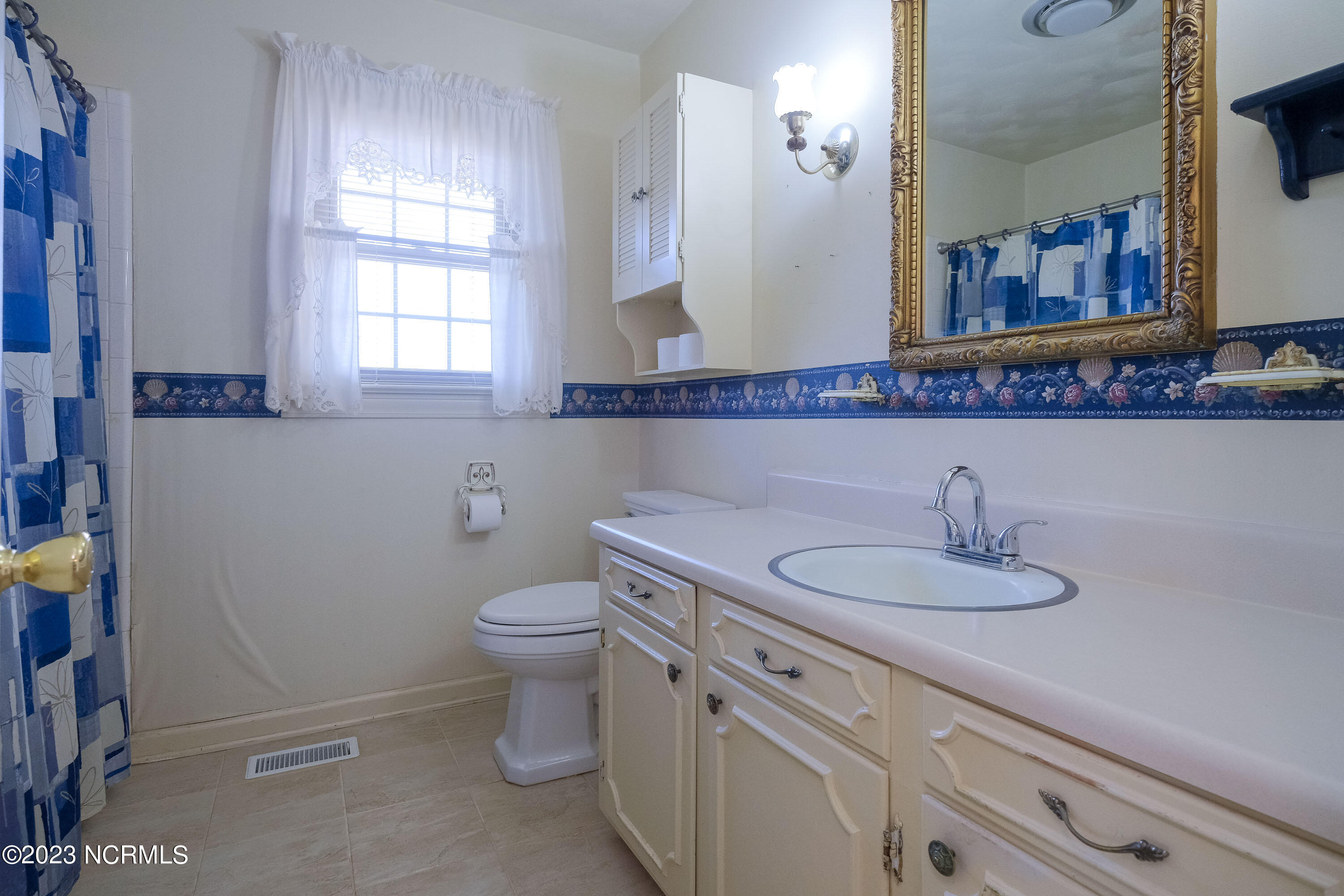 1718 Virginia Road Edenton, NC 27932 - Photo 15 of 18 15- hall bath
