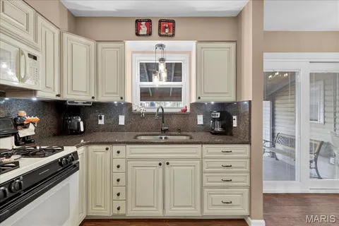 $268,000 | 1812 Debbie Drive, High Ridge, MO 63049