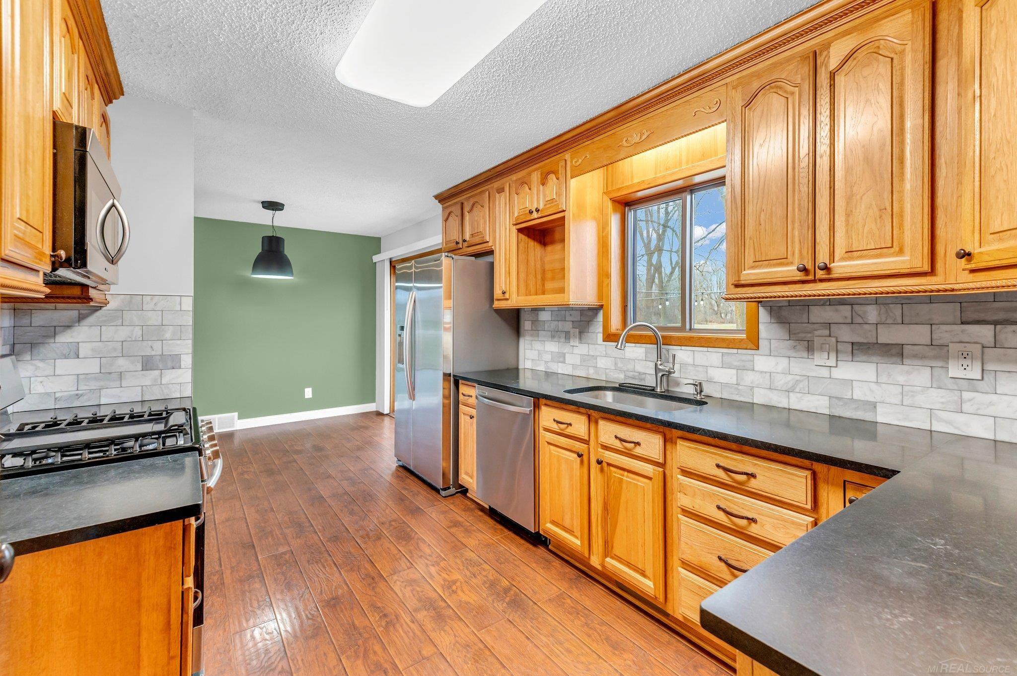 5046 Van Slyke Road Flint, MI 48507 - Photo 11 of 49 50163248-2d7d821b-d4d9-4f81-bc60-c236e246e3f9.JPG