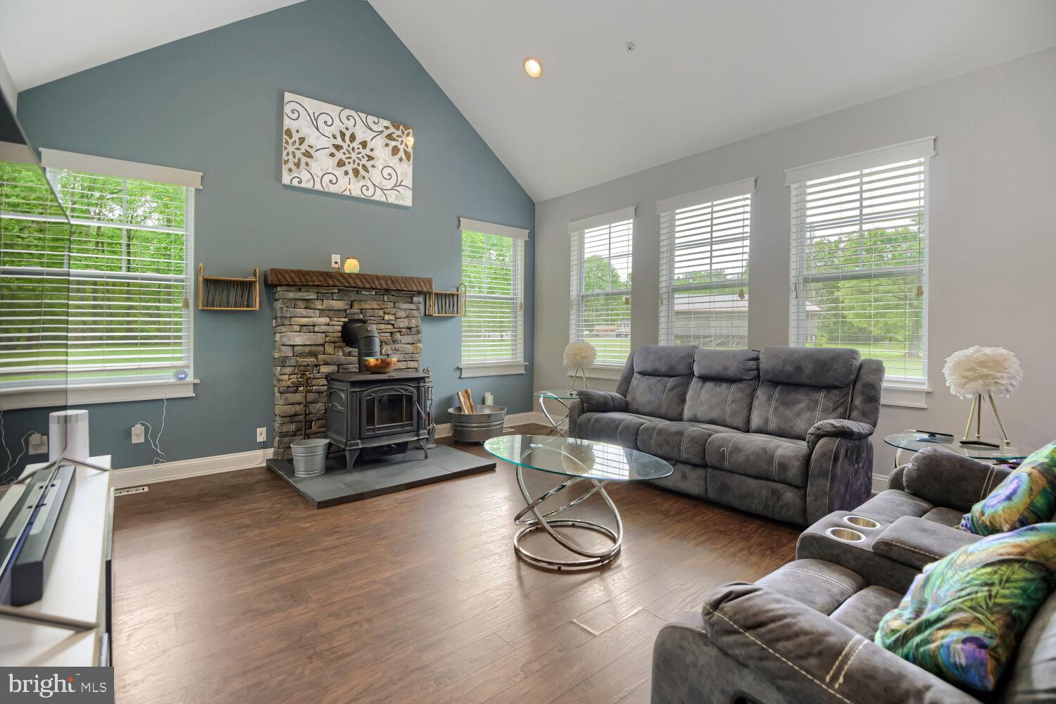 1414 Cherry Garden Road Baltimore, MD 21221 - Photo 7 of 50 Living room