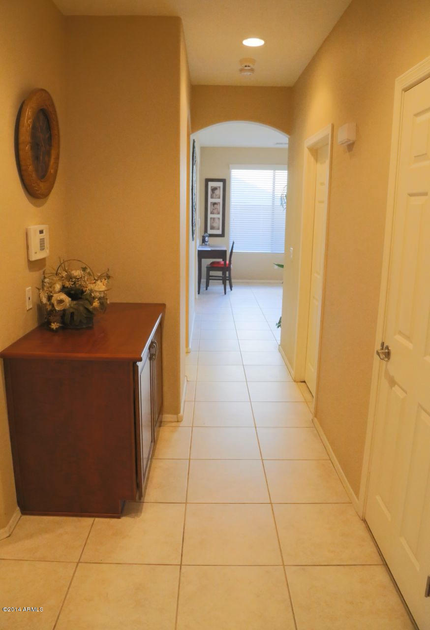 2318 West Beverly Rd. Phoenix, AZ 85041 - Photo 21 of 41 Hallway