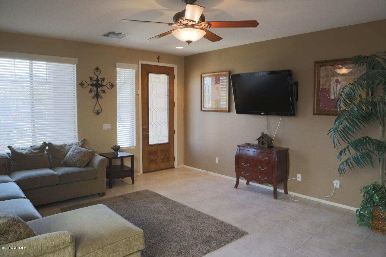 2318 West Beverly Rd. Phoenix, AZ 85041 - Photo 4 of 41 Living Room