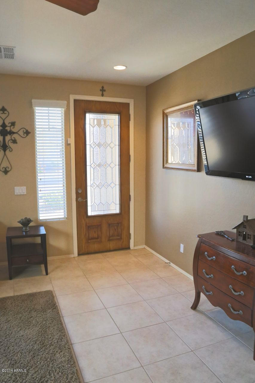 2318 West Beverly Rd. Phoenix, AZ 85041 - Photo 5 of 41 Living Room - Entry