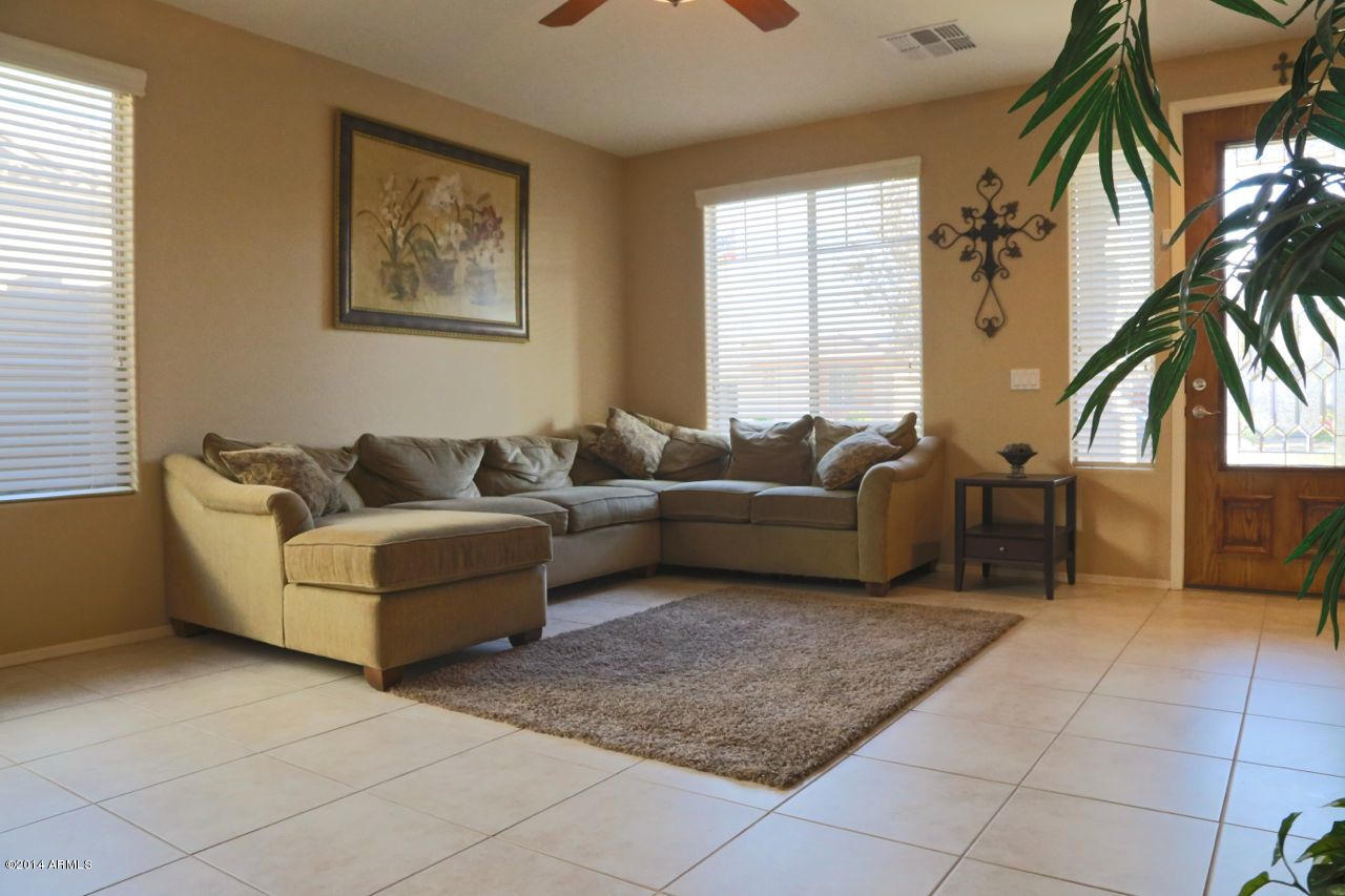 2318 West Beverly Rd. Phoenix, AZ 85041 - Photo 6 of 41 Living Room - 2