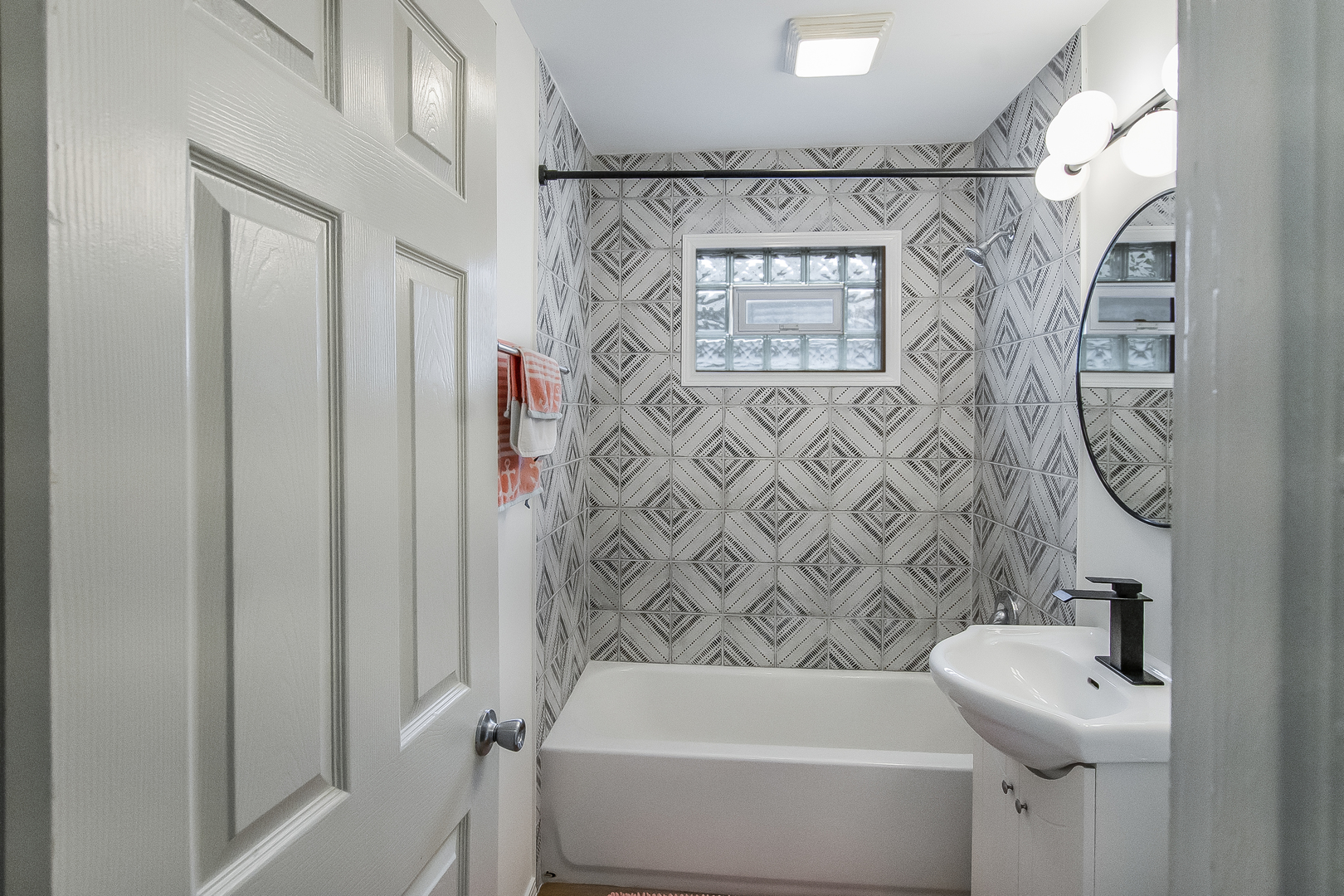 130 South Park Road Joliet, IL 60433 - Photo 19 of 22 a bathroom with a sink and mirror with bathtub