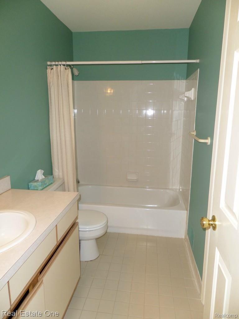 21740 Quail Ridge Drive, Unit 53 Riverview, MI 48193 - Photo 11 of 27 Bathroom