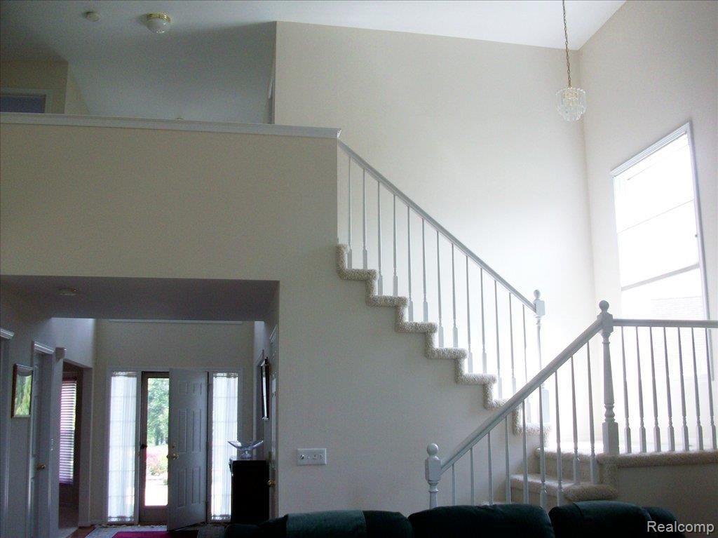 596 Dakota Court Rochester, MI 48307 - Photo 14 of 18 dakota staircase