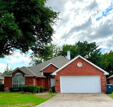 $2,300 | 3614 Parkmead Drive, Arlington, TX 76014