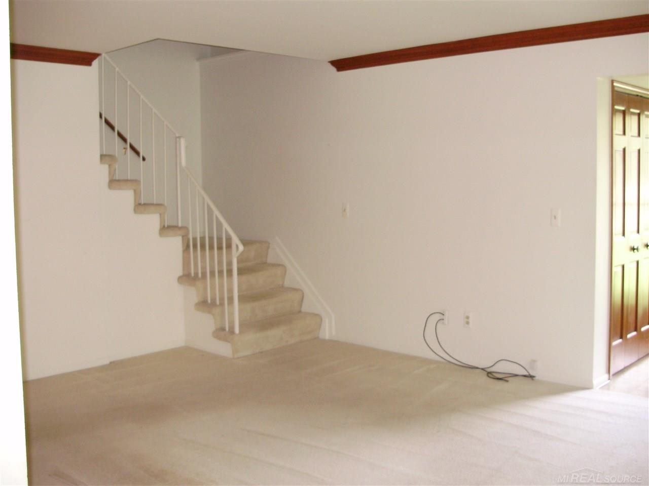 385 Meadow Bridge Rochester, MI 48307 - Photo 4 of 6
