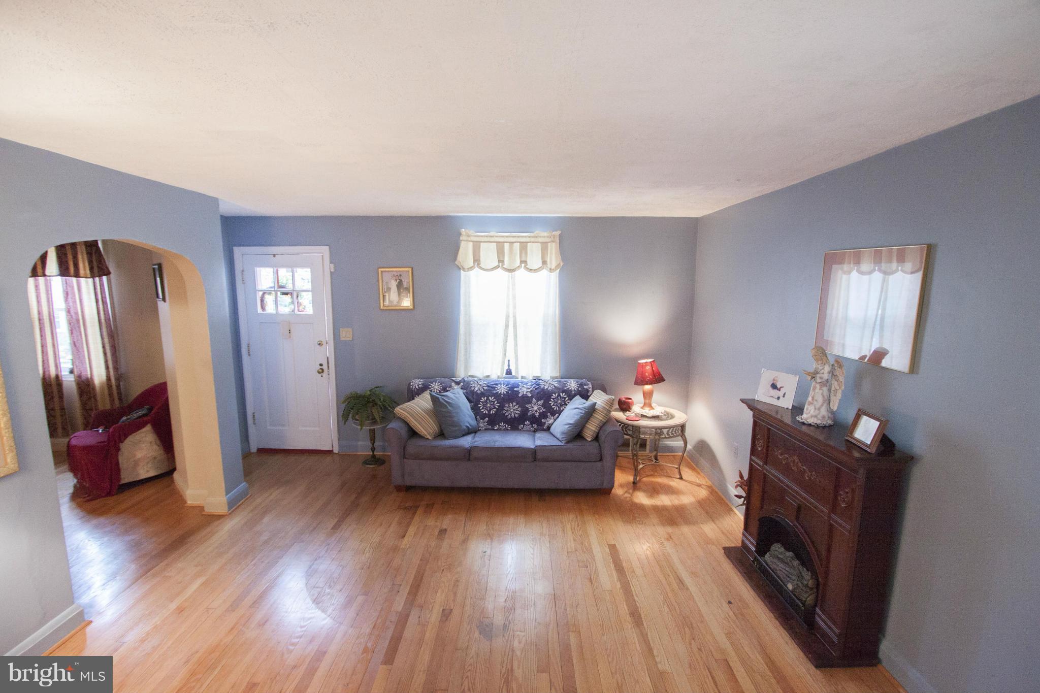 8707 School Road Baltimore, MD 21234 - Photo 2 of 26 Living Room