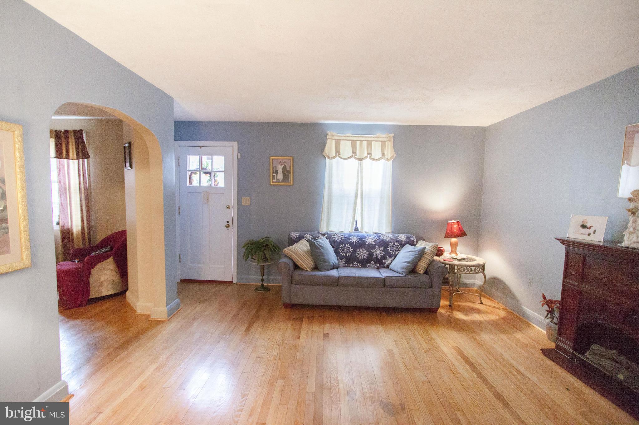 8707 School Road Baltimore, MD 21234 - Photo 4 of 26 Living Room