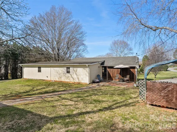 a view of a house with a yard