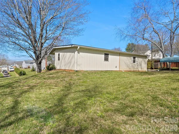 a view of a yard with a house