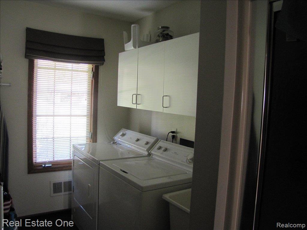 9650 Ridge Top Trail Clarkston, MI 48348 - Photo 13 of 24 Laundry w Shower