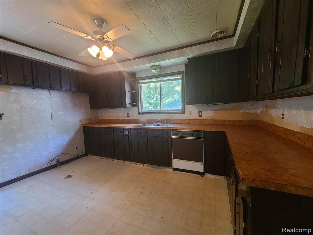 17523 Inkster Road Romulus, MI 48174 - Photo 5 of 45