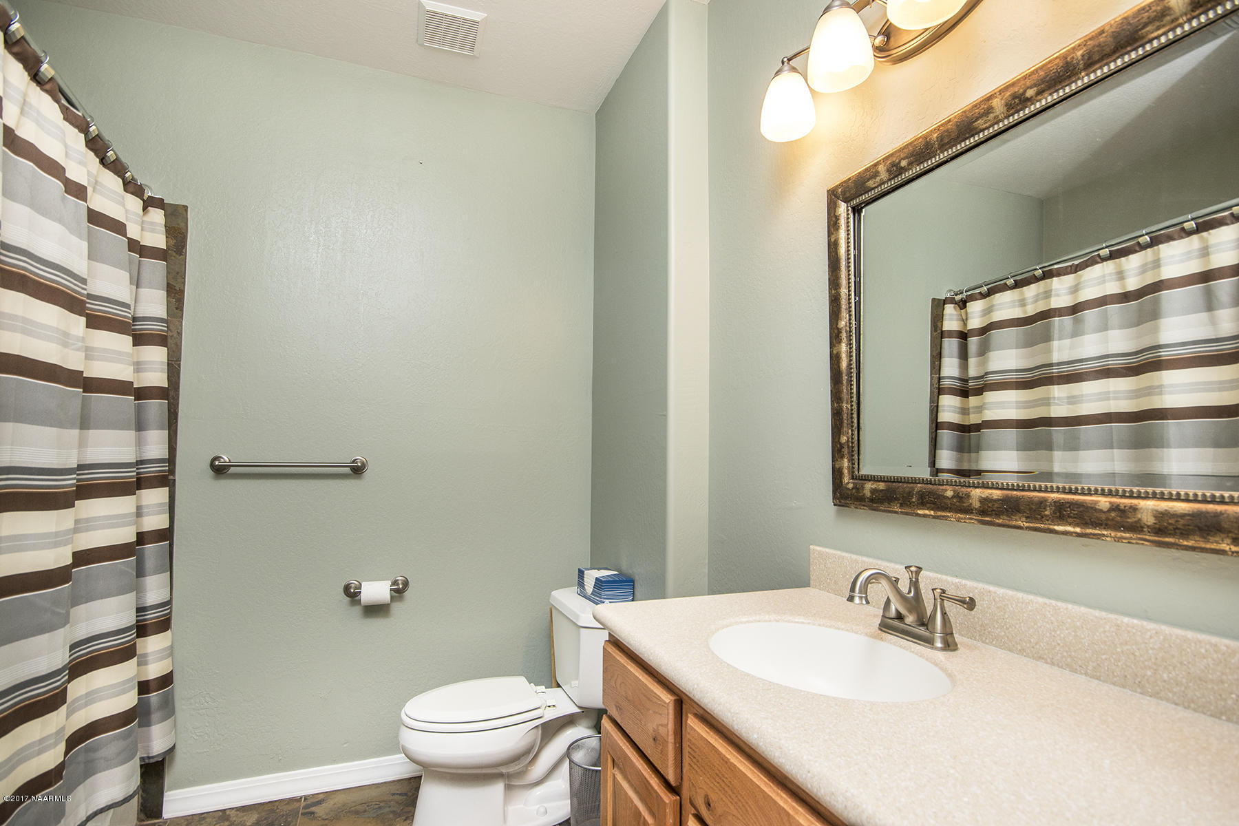 19 East Quartz Road Flagstaff, AZ 86005 - Photo 21 of 29 21_Guest Bathroom