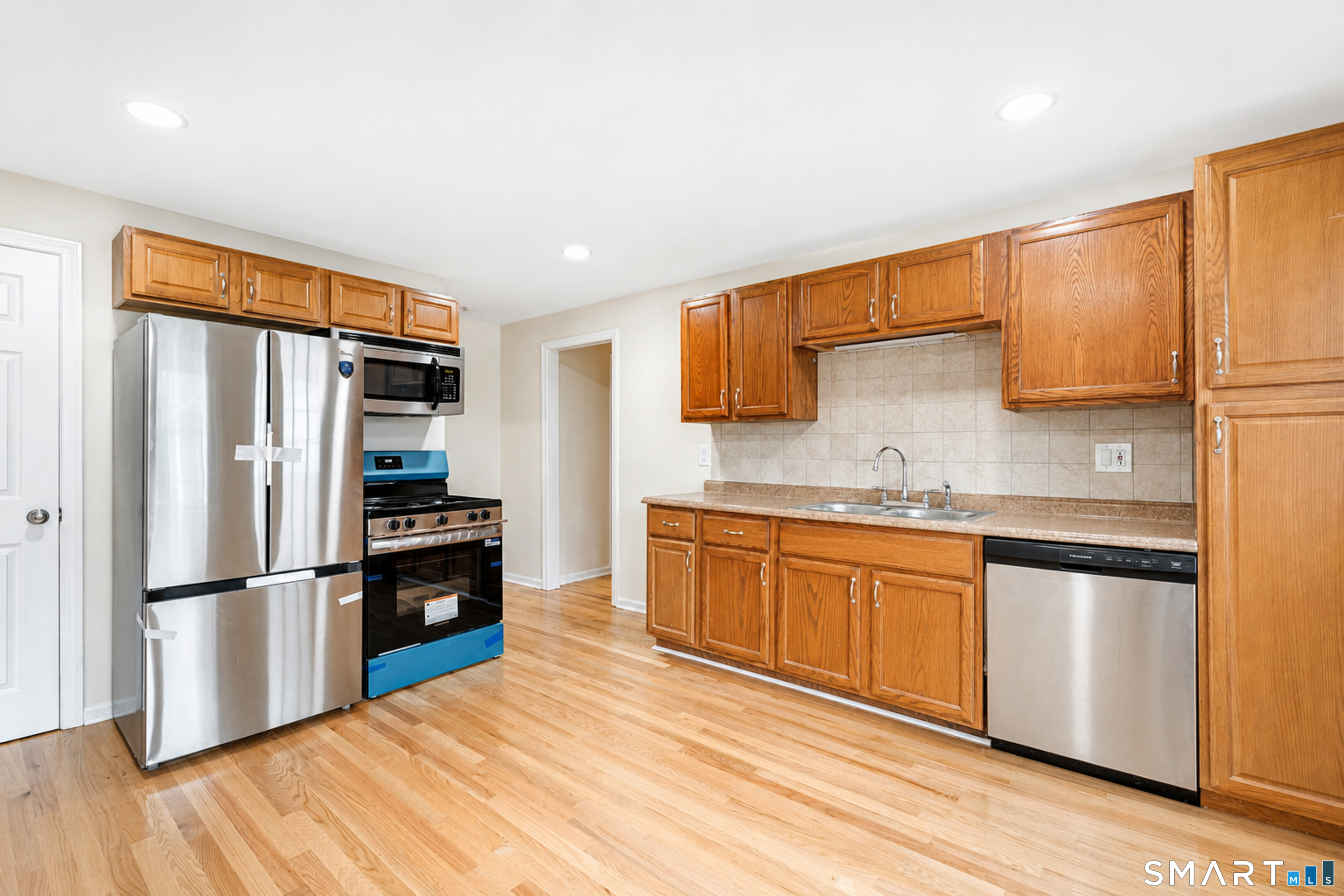 216 Country Road Fairfield, CT 06824 - Photo 7 of 17 Gallery Image 7