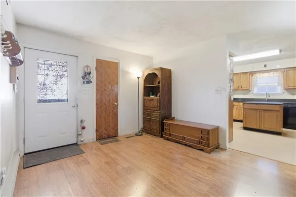 a view of a livingroom with a workspace