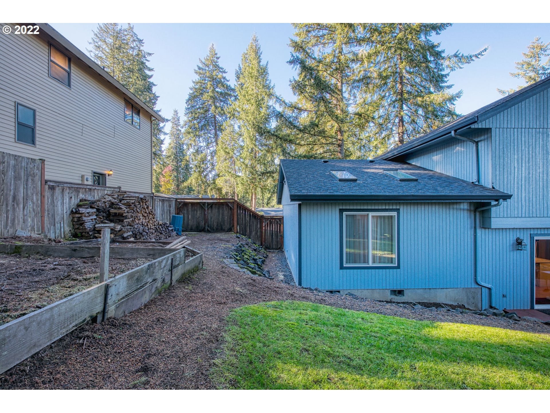 581 South 72nd Street Springfield, OR 97478 - Photo 25 of 25 a view of backyard with a barn and a large tree