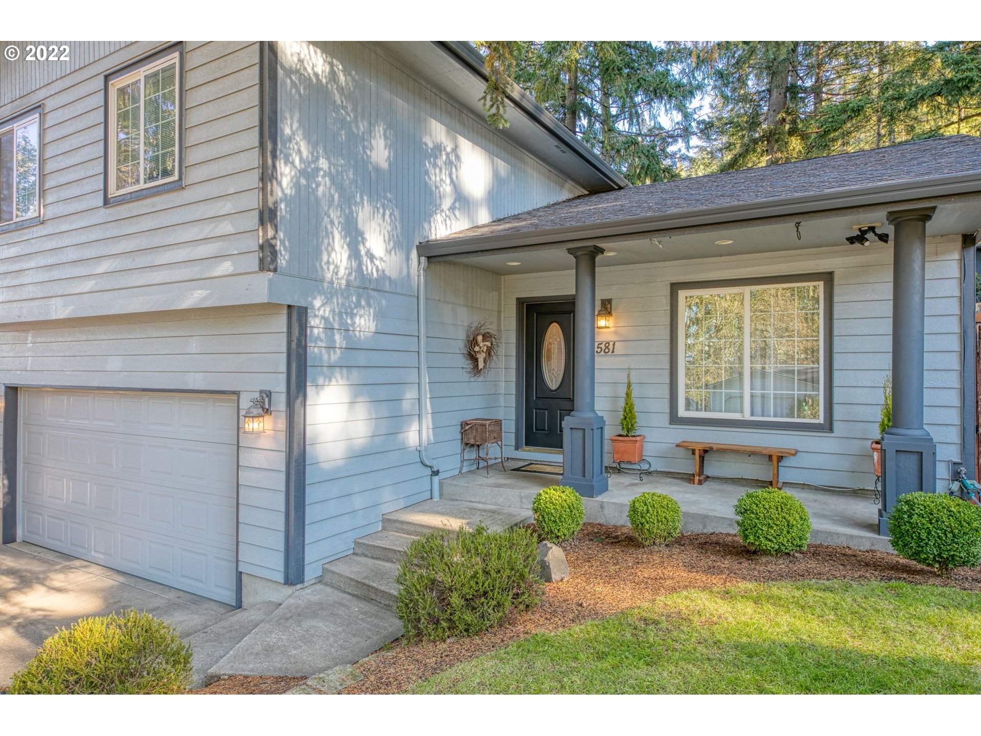 581 South 72nd Street Springfield, OR 97478 - Photo 3 of 25 a front view of a house with garden
