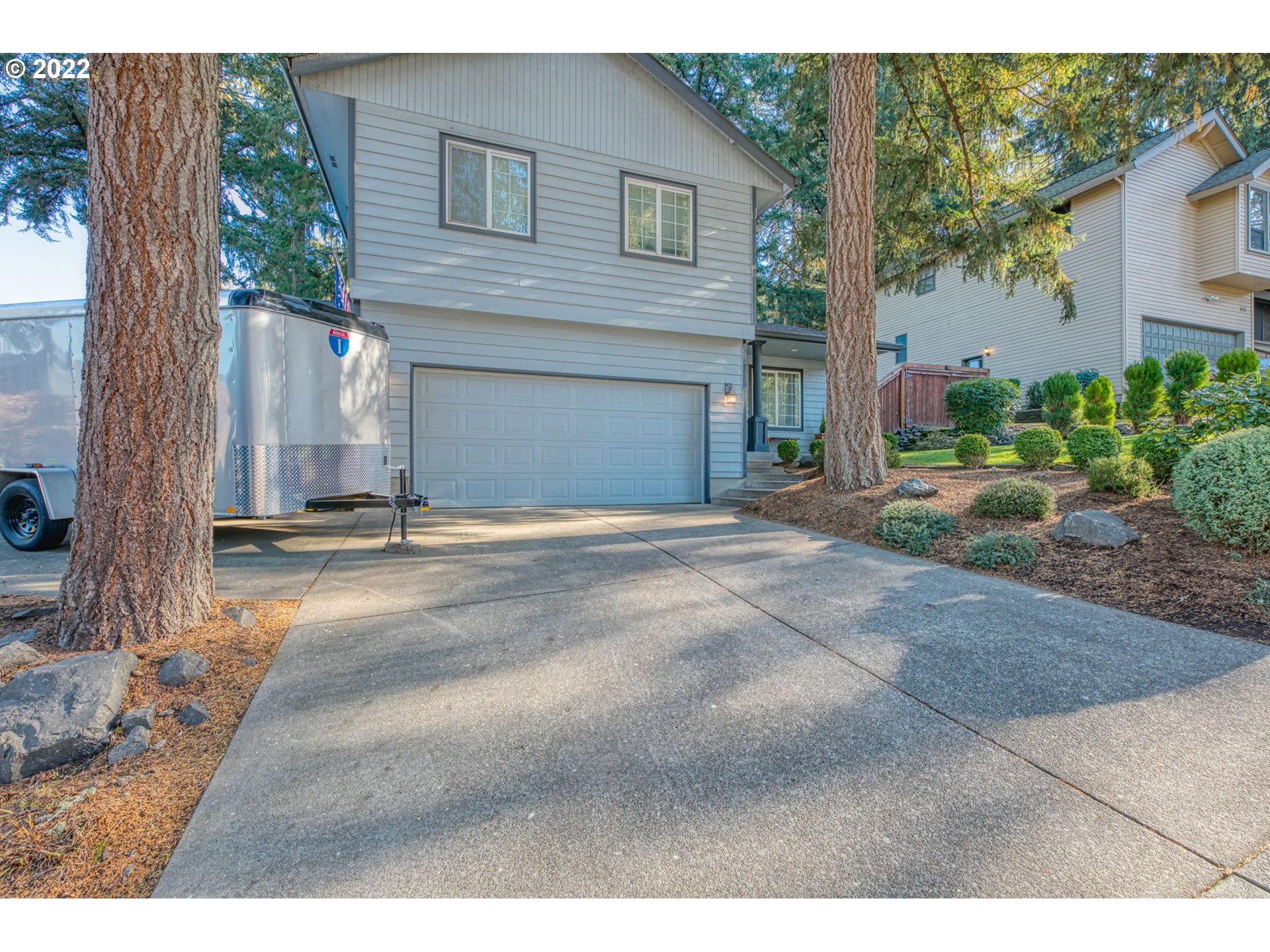 581 South 72nd Street Springfield, OR 97478 - Photo 5 of 25 a view of a house with backyard and a tree