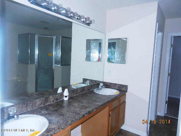 9173 Hipps Road Jacksonville, FL 32222 - Photo 11 of 23 bathroom 1