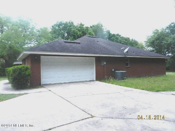 9173 Hipps Road Jacksonville, FL 32222 - Photo 19 of 23 garage courtyard view