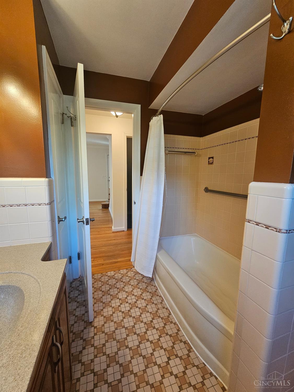 4130 Jessup Road Cincinnati, OH 45247 - Photo 13 of 44 There is a linen closet in the first floor full bath.