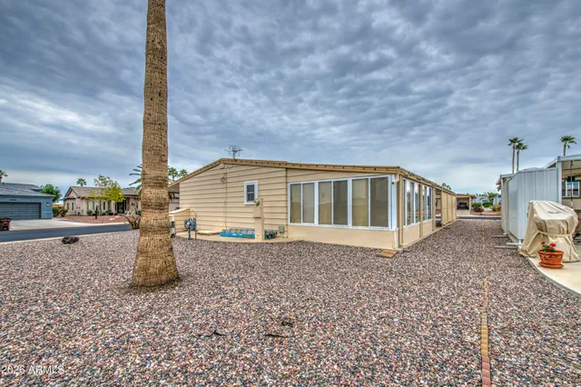 a view of a house with backyard