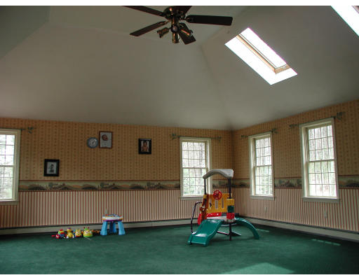 113 Lawton Road Shirley, MA 01464 - Photo 4 of 13 Gallery Image 4