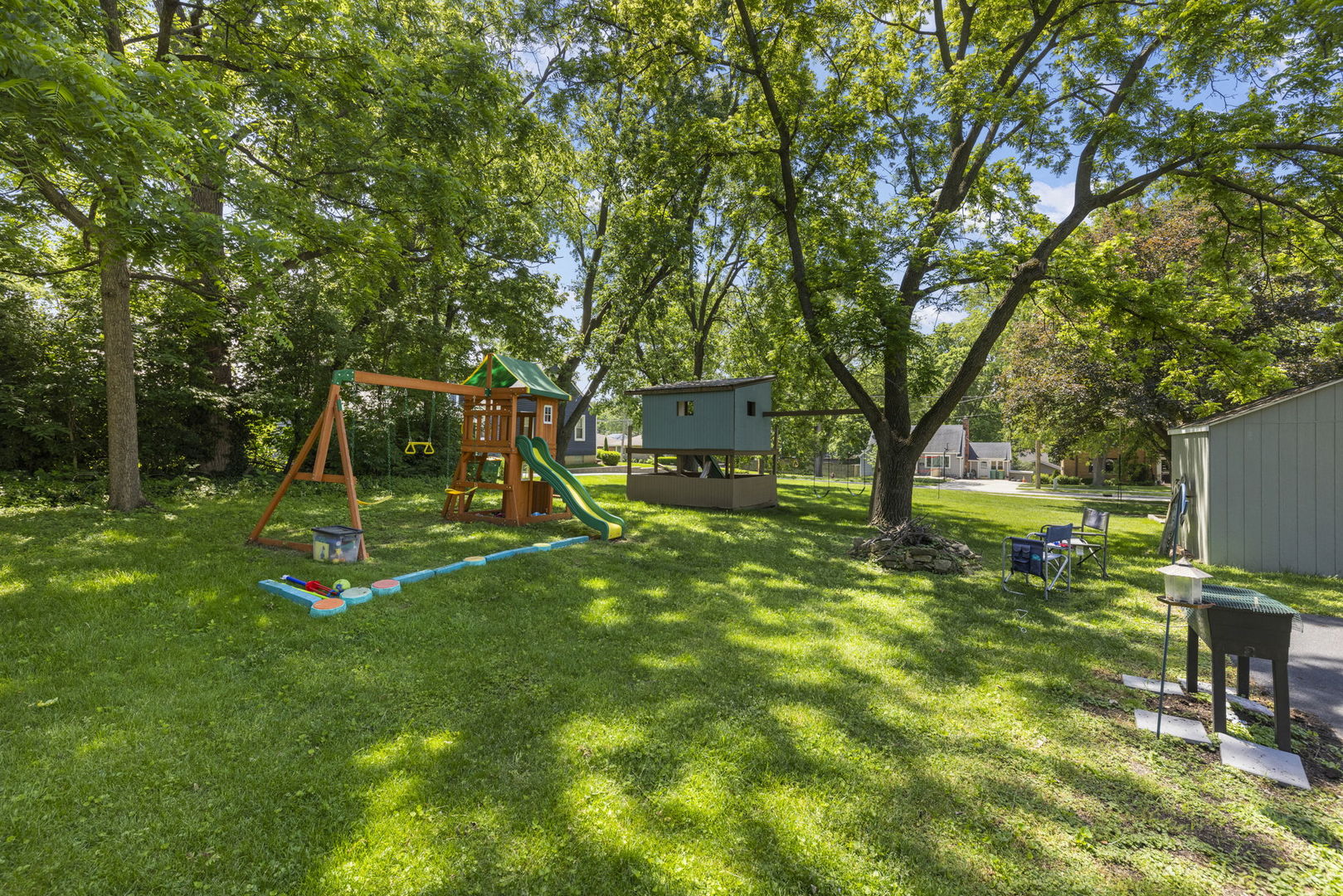 520 South Jefferson Street Lockport, IL 60441 - Photo 22 of 31 a backyard of a house with table and chairs