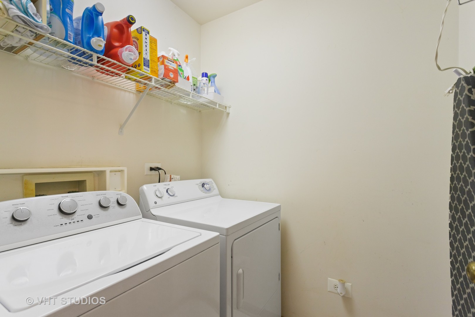946 Premrose Court Romeoville, IL 60446 - Photo 19 of 25 a utility room with dryer and washer
