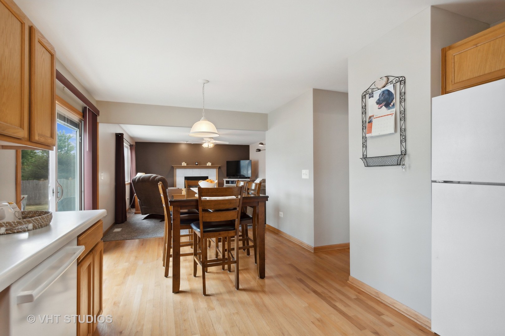 946 Premrose Court Romeoville, IL 60446 - Photo 8 of 25 a dining room with furniture and window