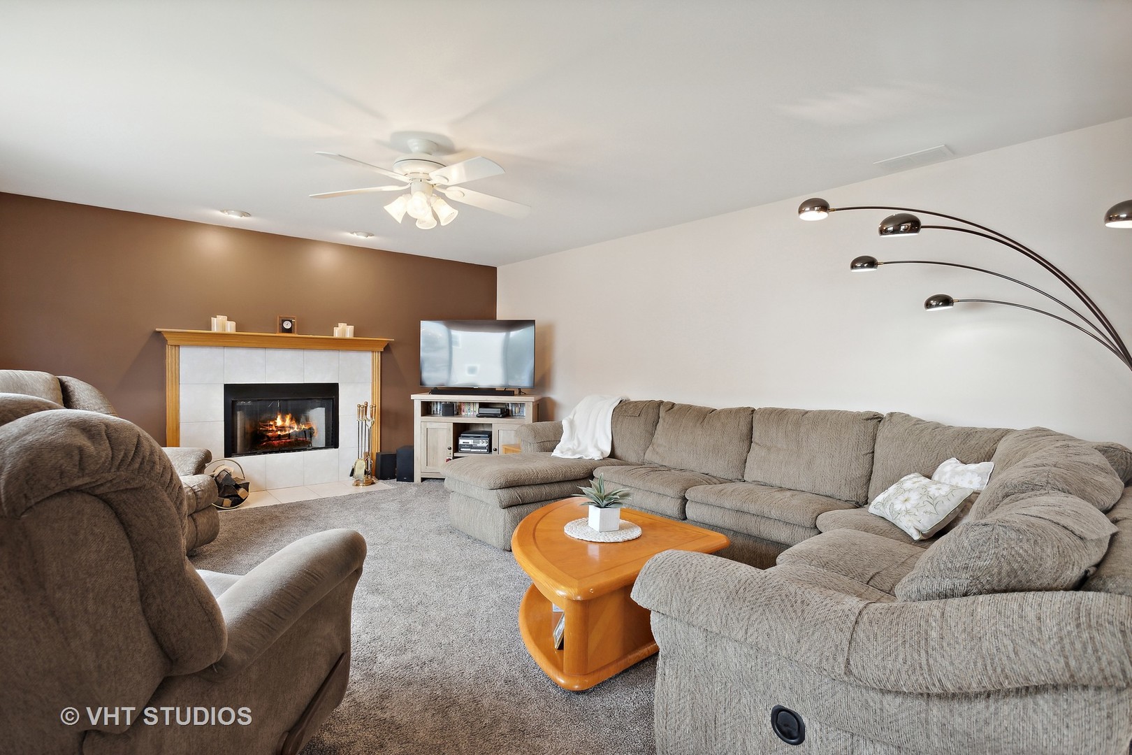 946 Premrose Court Romeoville, IL 60446 - Photo 9 of 25 a living room with furniture