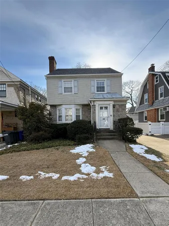 $740,000 | 32 Manor Road, Lynbrook, NY 11563