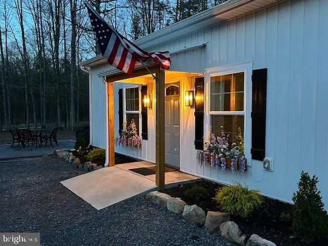 a view of yard with trees