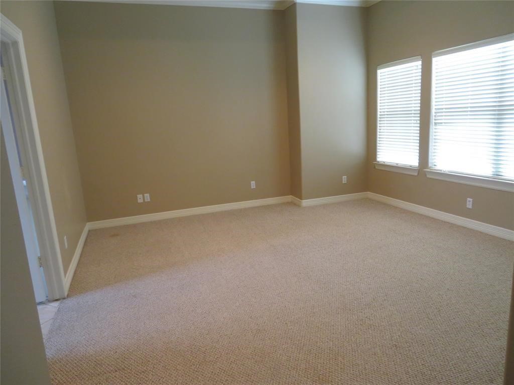 5908 Center Street Houston, TX 77007 - Photo 9 of 17 an empty room with windows