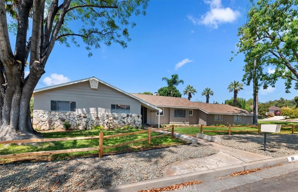 2111 Elsinore Road Riverside, CA 92506 - Photo 3 of 44