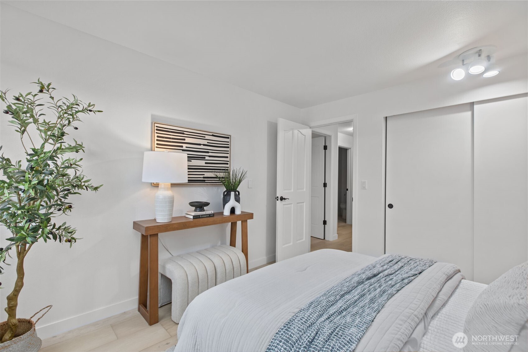 4911 Fremont Avenue North, Unit 303 Seattle, WA 98103 - Photo 21 of 29