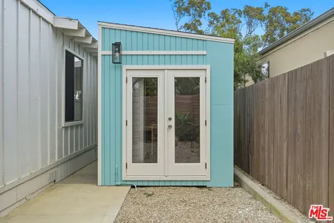 a view of entryway with a garden