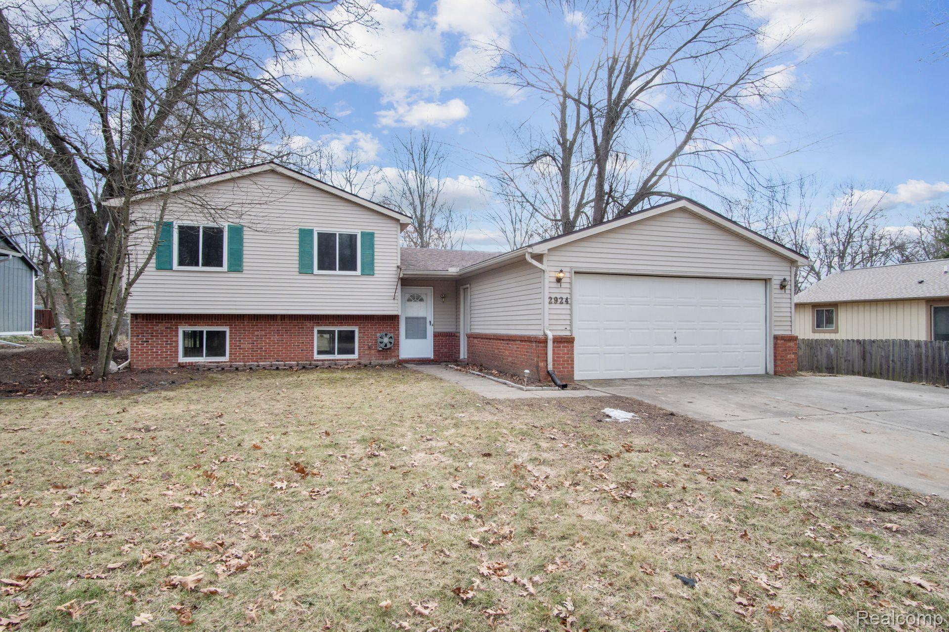 2924 Harding Street Pinckney, MI 48169 - Photo 2 of 29 Gallery Image 2