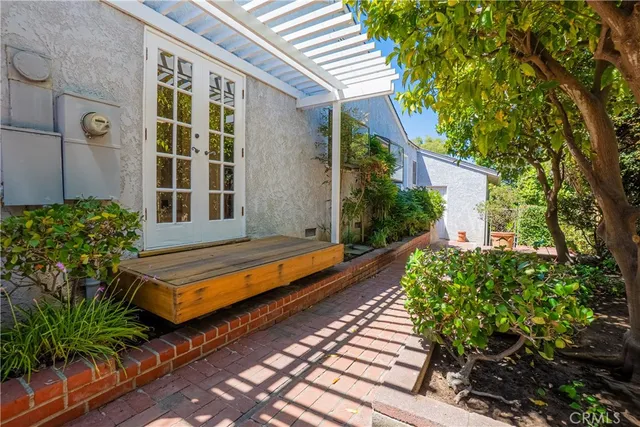 a wooden bench sitting in front of a house