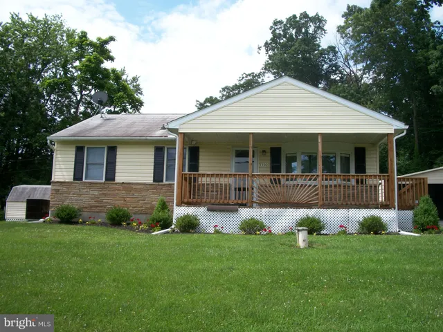 a house that is sitting in the grass