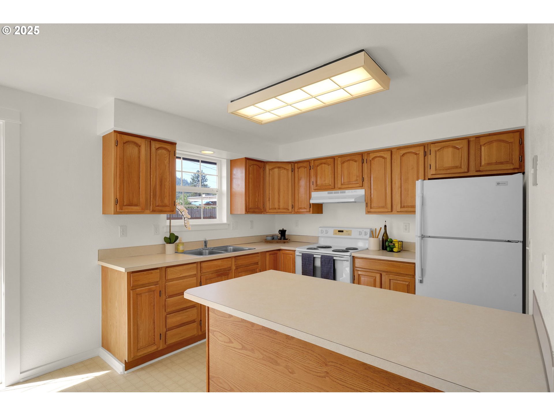 176 19th Street Springfield, OR 97477 - Photo 14 of 35 a kitchen with a stove a refrigerator and a sink