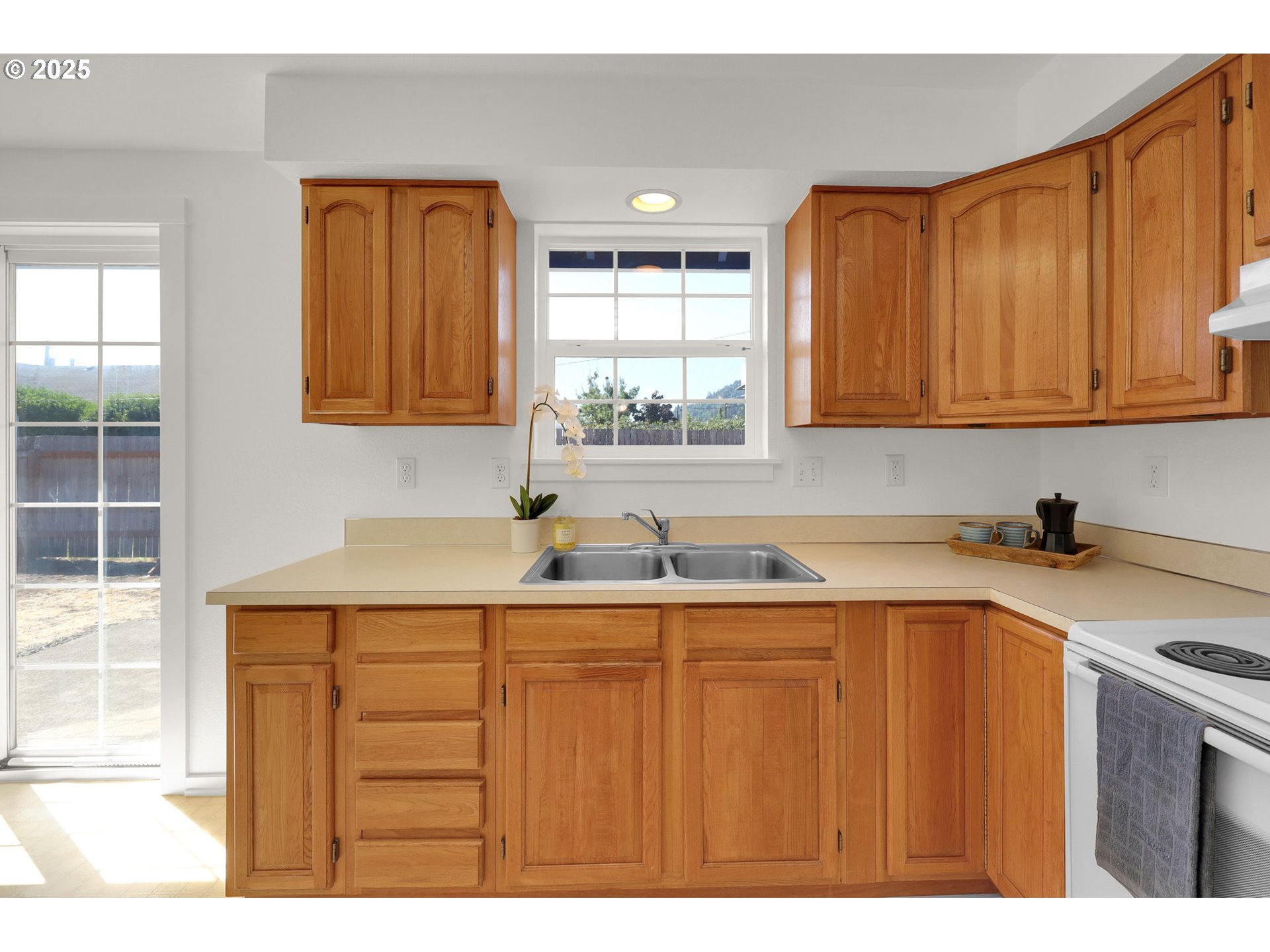 176 19th Street Springfield, OR 97477 - Photo 18 of 35 a kitchen with a sink a window and cabinets